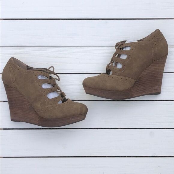 NIB Restricted Laura Lace Up Wedge size 8 - Picture 2 of 5
